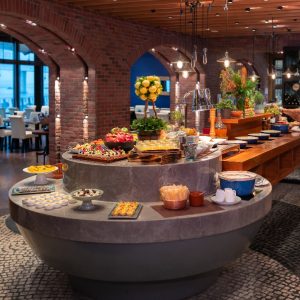 皇家葡萄餚 - 自助晚餐 - 預付訂座 - 家庭優惠 – 1位成人 + 1位小童 (0–5歲)